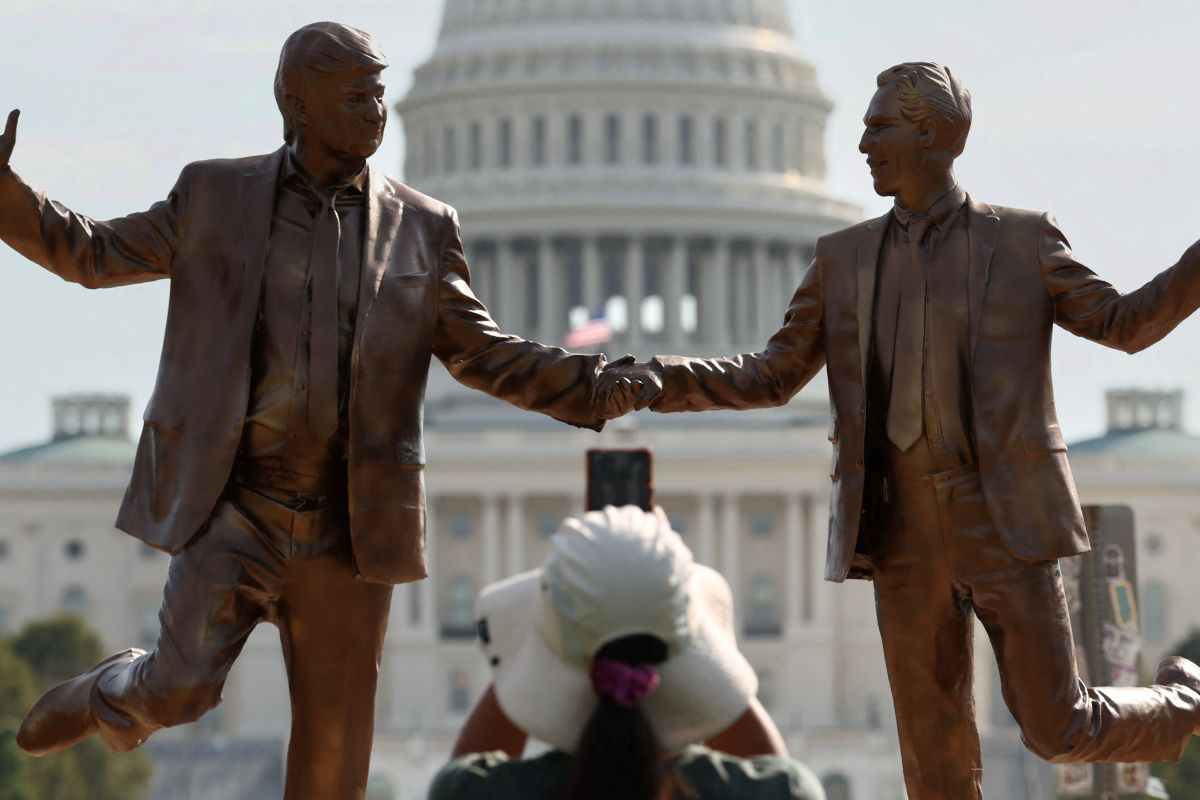 Gobierno de EE.UU. retira escultura de Trump y Epstein agarrados de la mano