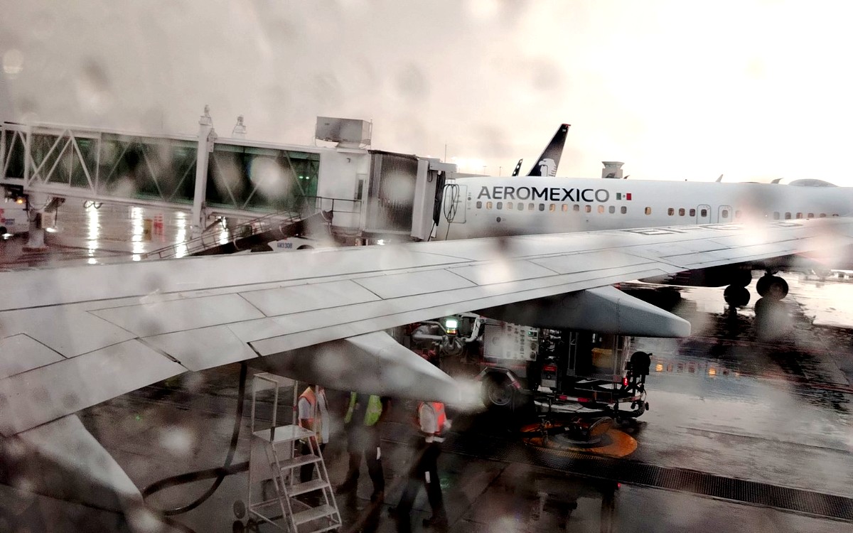 Gobierno explica noche de caos en el AICM: rayos, falla en computadora, cierre de pista…