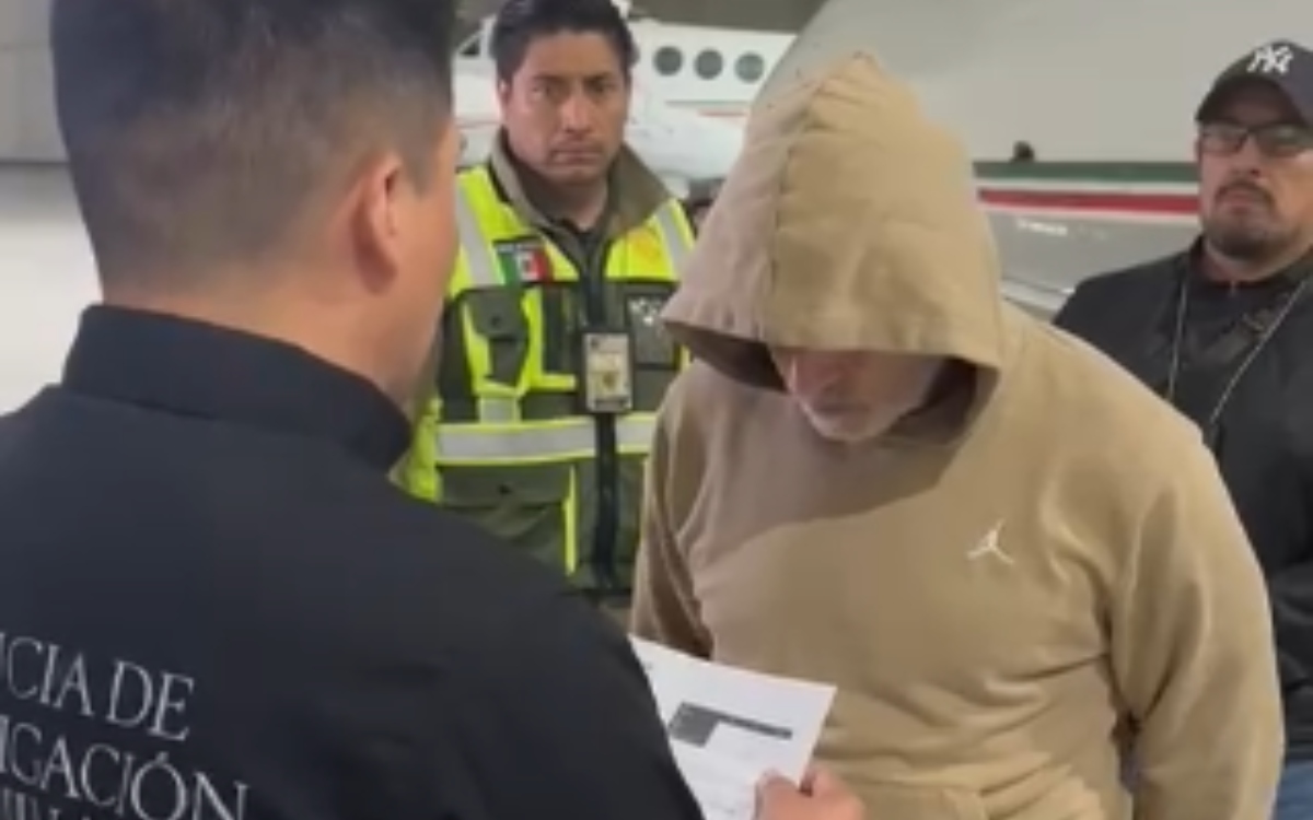 Hernán Bermúdez aterriza en Toluca; le notifican orden de aprehensión | Video