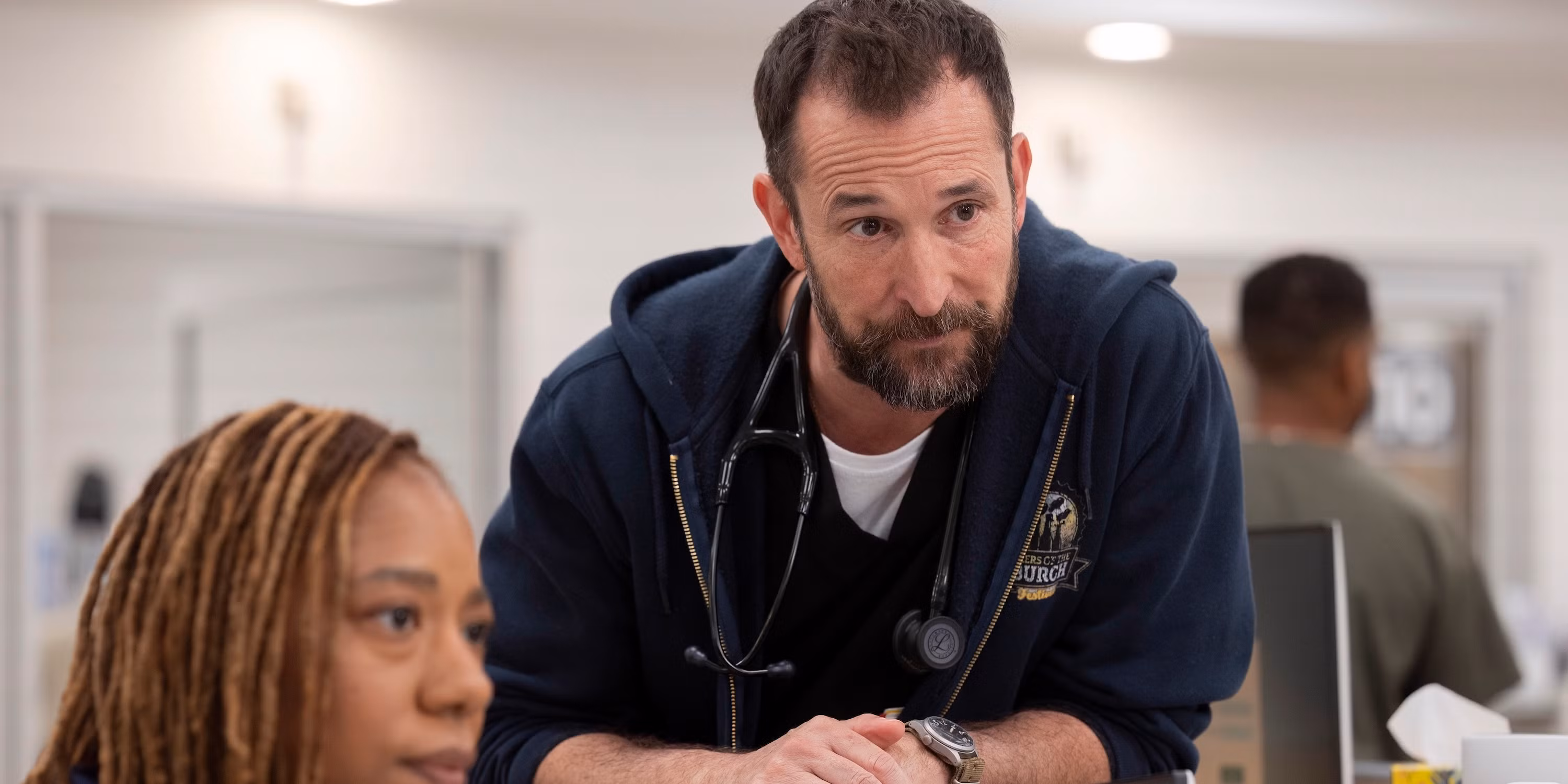 Dr. Robby (Noah Wyle) en el trabajo en el hospital mirando algo fuera de la pantalla en el Pitt