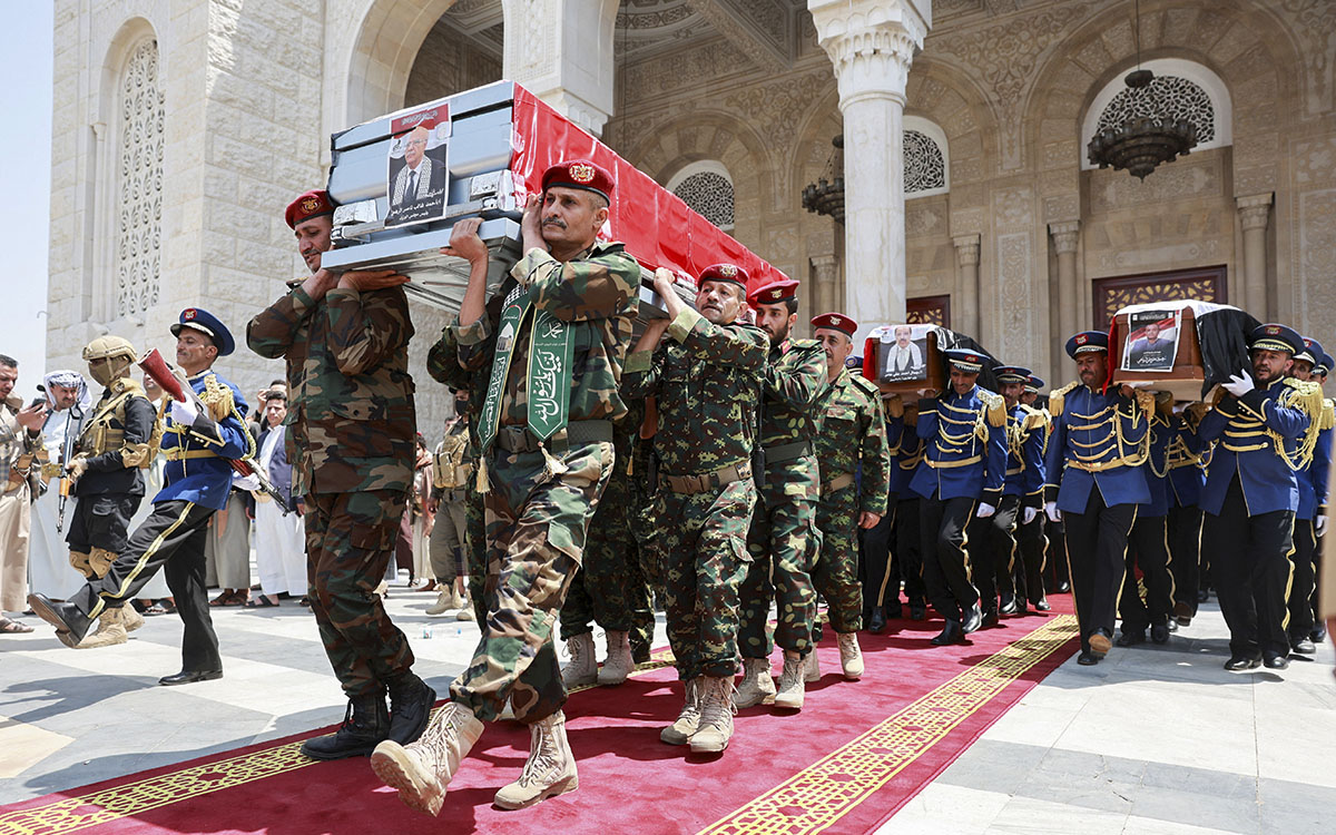 Los hutíes entierran a su primer ministro y atacan petrolero israelí en el mar Rojo