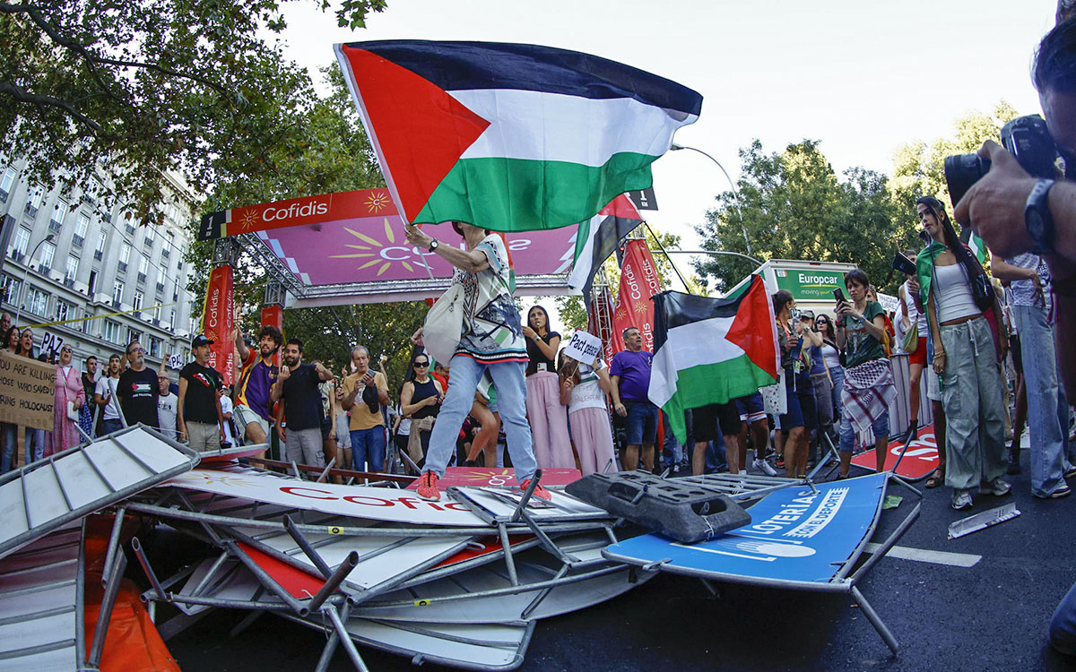 Manifestantes propalestinos obligan a suspender la Vuelta Ciclista a España en Madrid