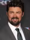 Foto de cabeza de Karl Urban en el estreno de Thor Ragnarok
