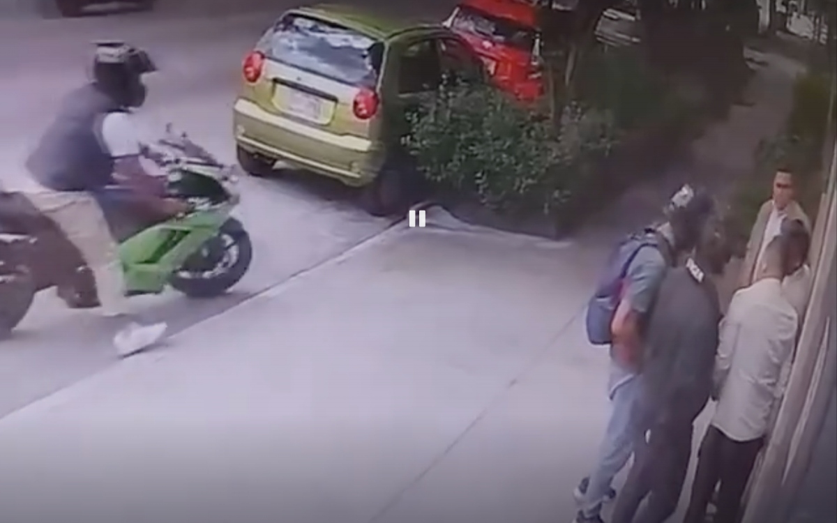 Motociclistas asaltan con pistola a plena luz del día en Colonia del Valle; cae presunto cómplice | Video