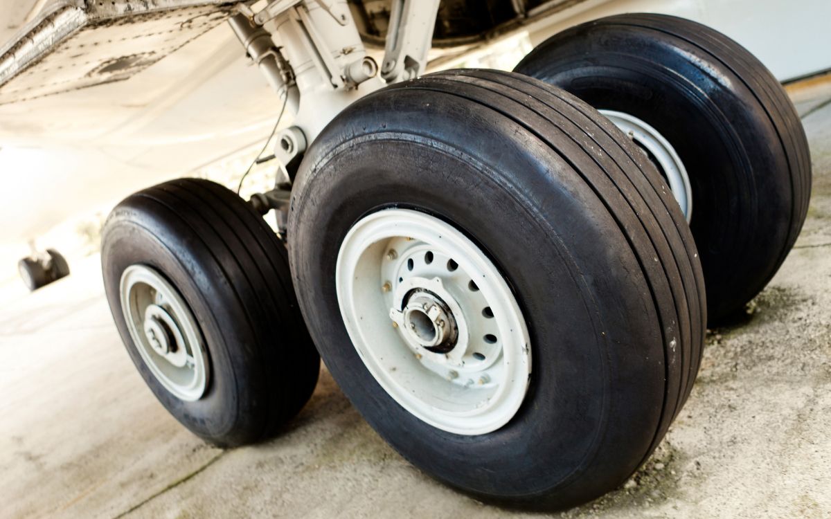 Niño de 13 años se oculta en el tren de aterrizaje y sobrevive a un vuelo de Kabul a Nueva Delhi