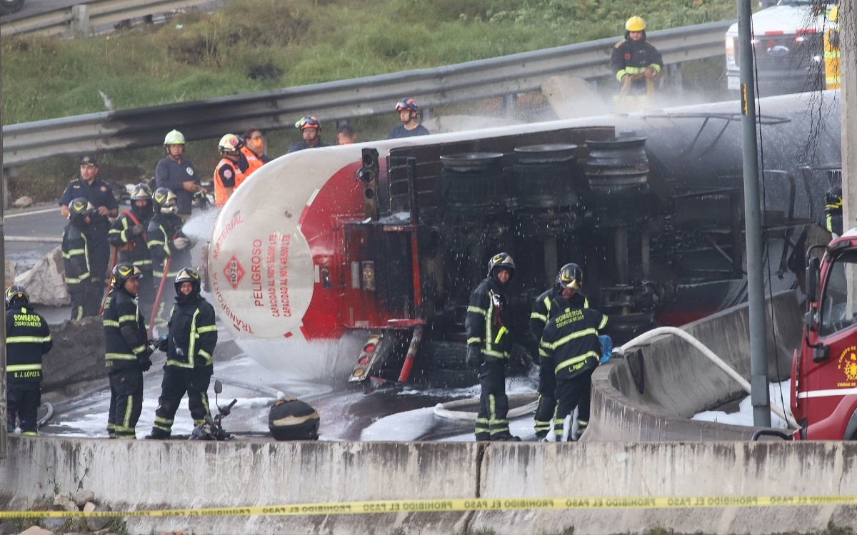 Pipa que explotó en Iztapalapa impactó dos veces con muros de contención