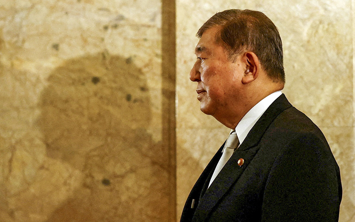 Renuncia el primer ministro japonés ante críticas de su partido y preocupación económica