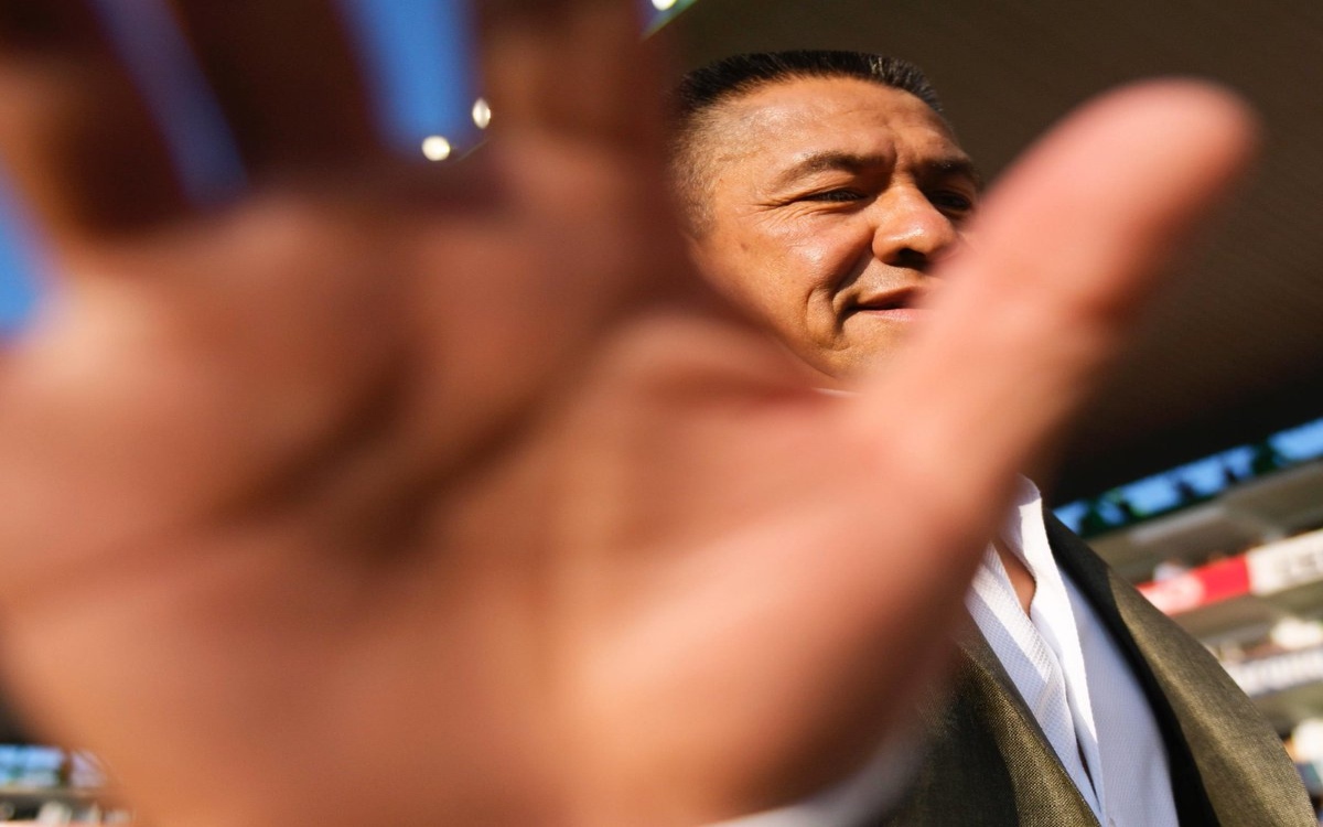 Retoñan melena, garras y colmillos a Ignacio Ambriz | Video