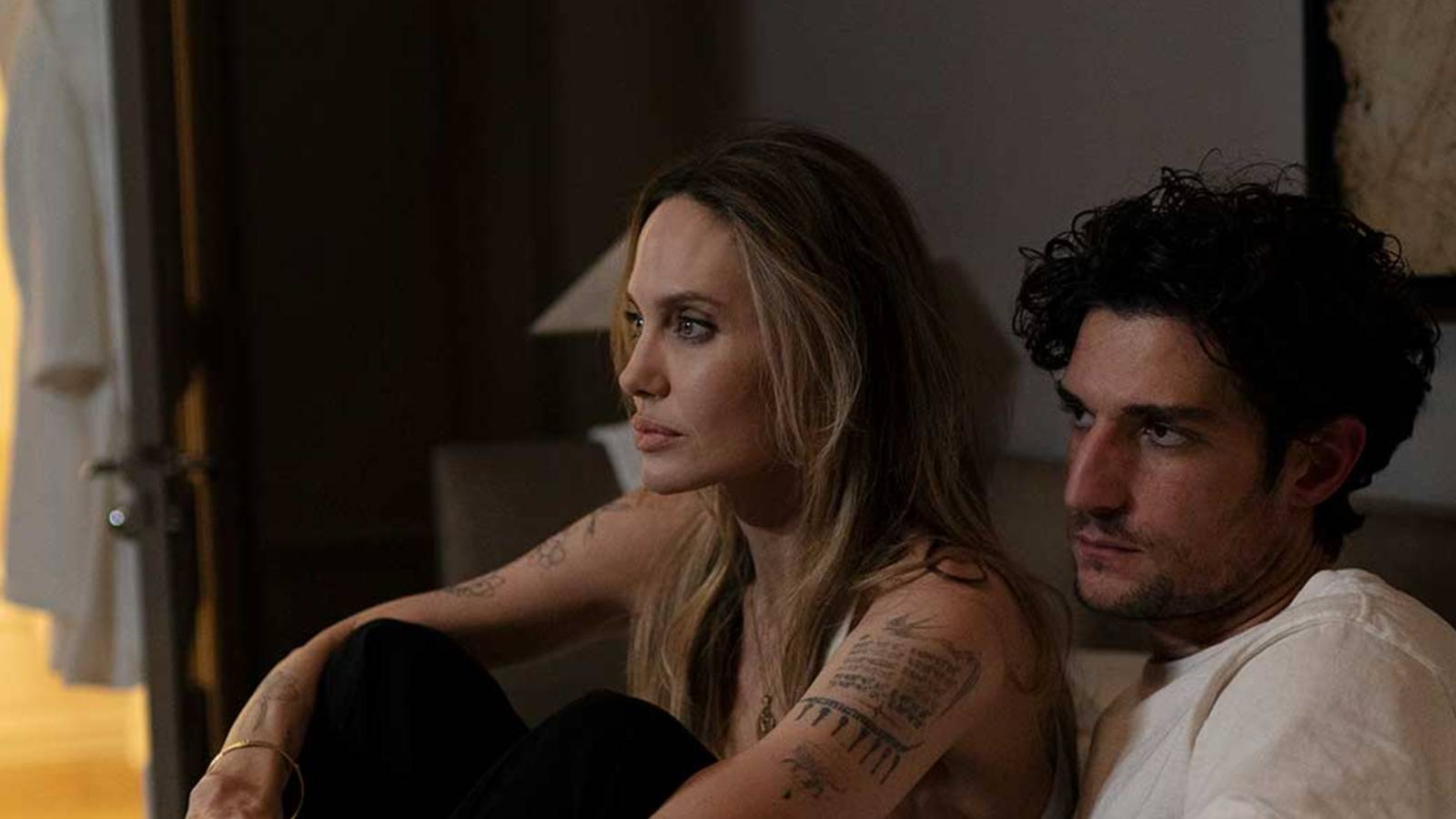 Revisión de alta costura: Anclas de actuación vulnerable de Angelina Jolie Drama de la Semana de la Moda Malimada