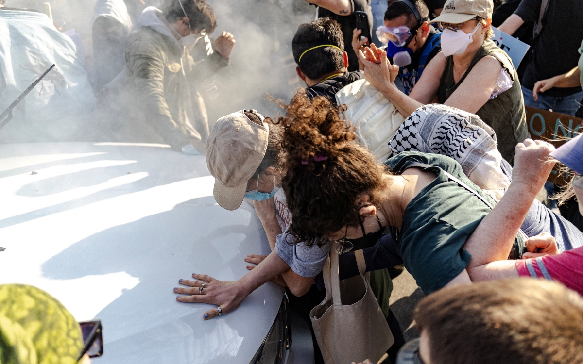 Rocían gas lacrimógeno y disparan balas de goma en protesta frente a instalaciones del ICE en Chicago | Fotos