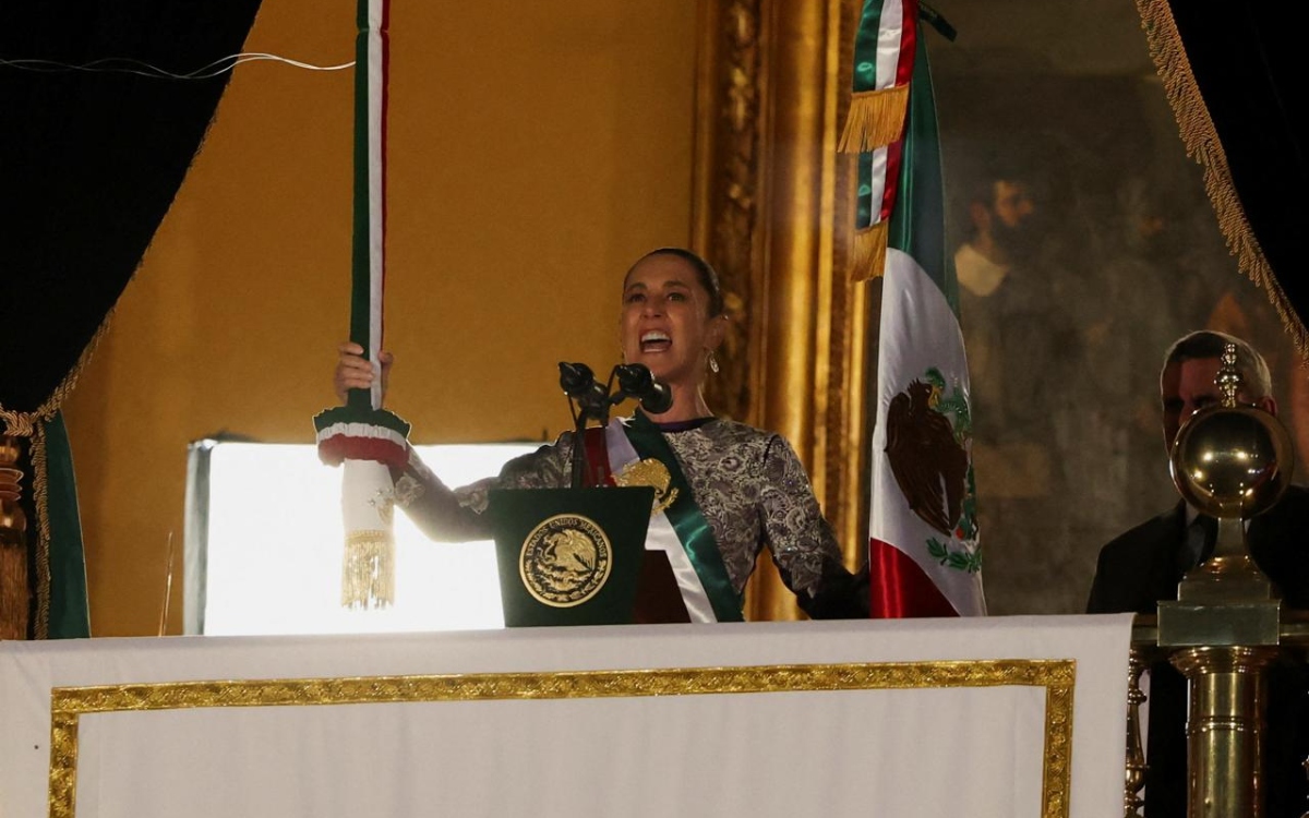 Sheinbaum enarbola en Grito a heroínas de Independencia