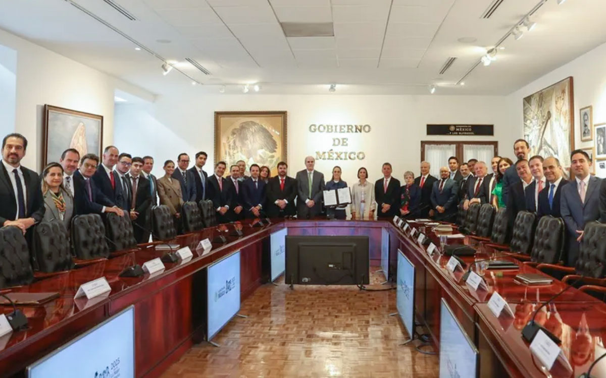 Sheinbaum renueva acuerdo con empresarios para mantener estable el precio de la gasolina