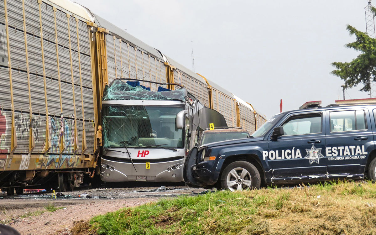 Suben a diez los muertos por el impacto de un tren con autobús en el Estado de México
