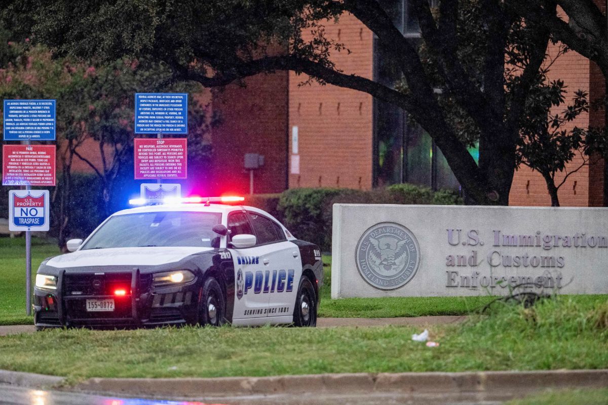 Suben a tres las muertes en tiroteo a un centro de ICE en Texas que deja varios heridos