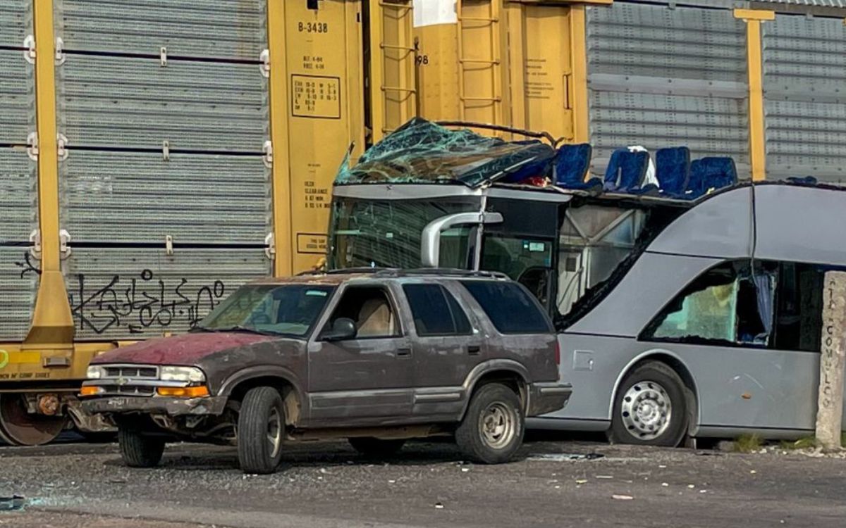 Tren arrolla autobús y deja ocho muertos en el Edomex