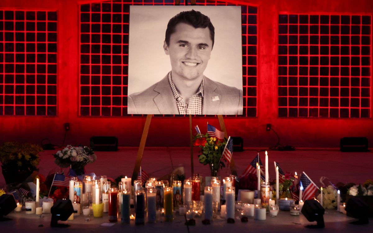 Trump aplaude el 'gran trabajo' del director del FBI ante críticas por el caso de Charlie Kirk