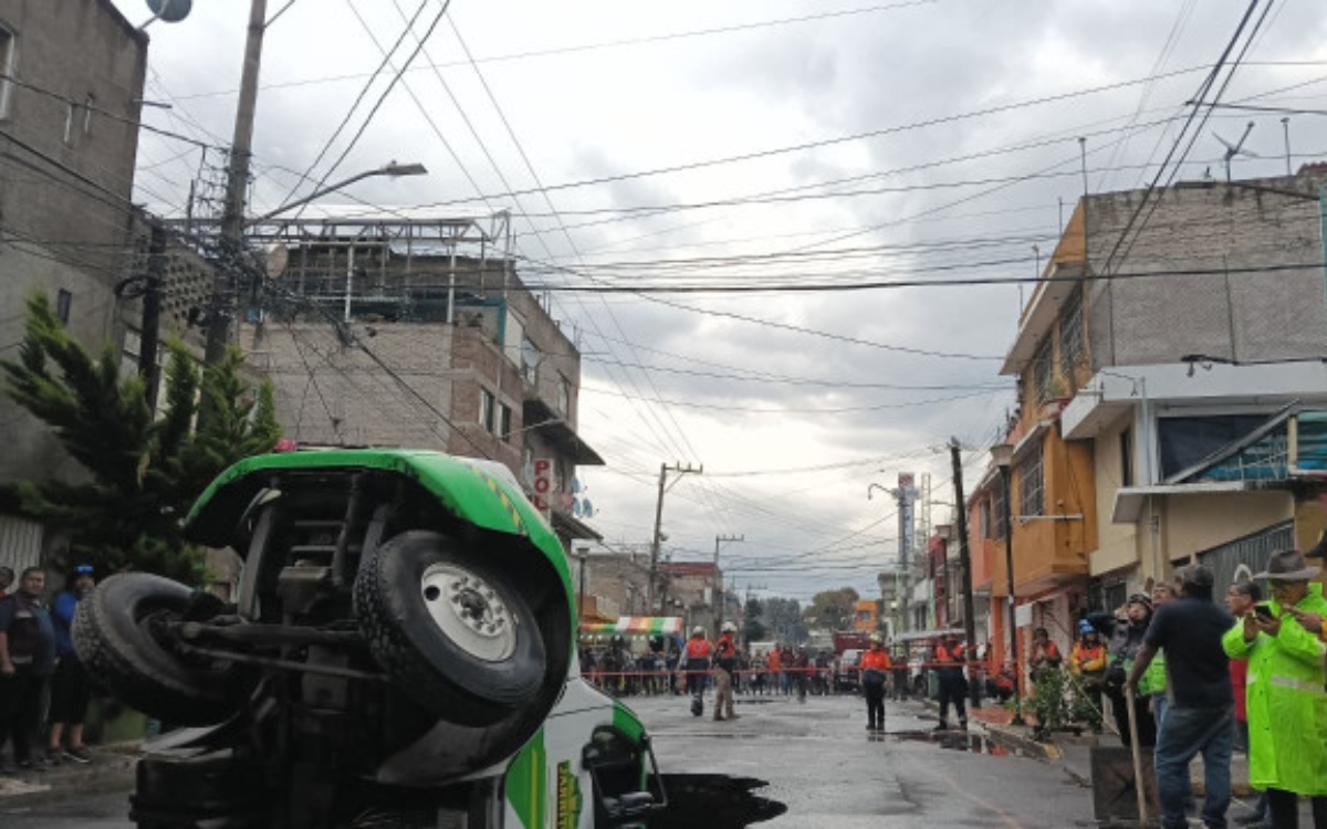 Video | Cae camión de una refresquera en gran socavón formado en Iztapalapa