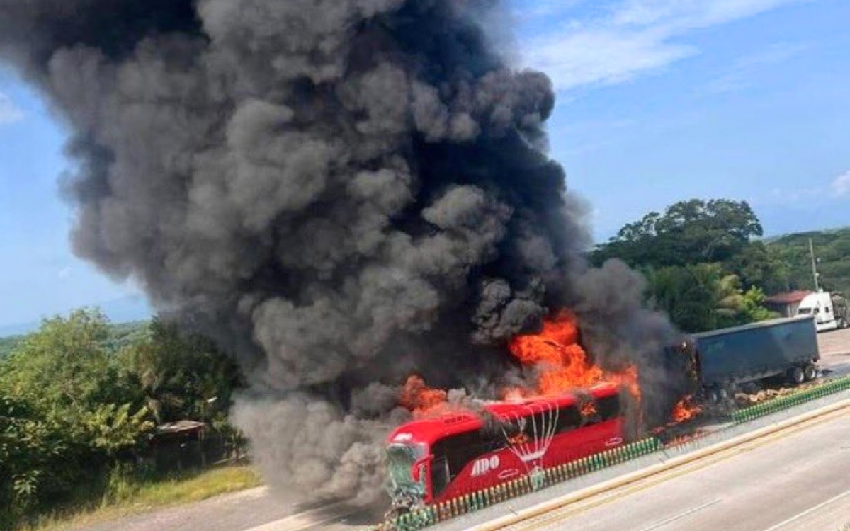 Videos | Se incendian autobús y tráiler tras choque en la Córdoba-Veracruz deja 14 heridos