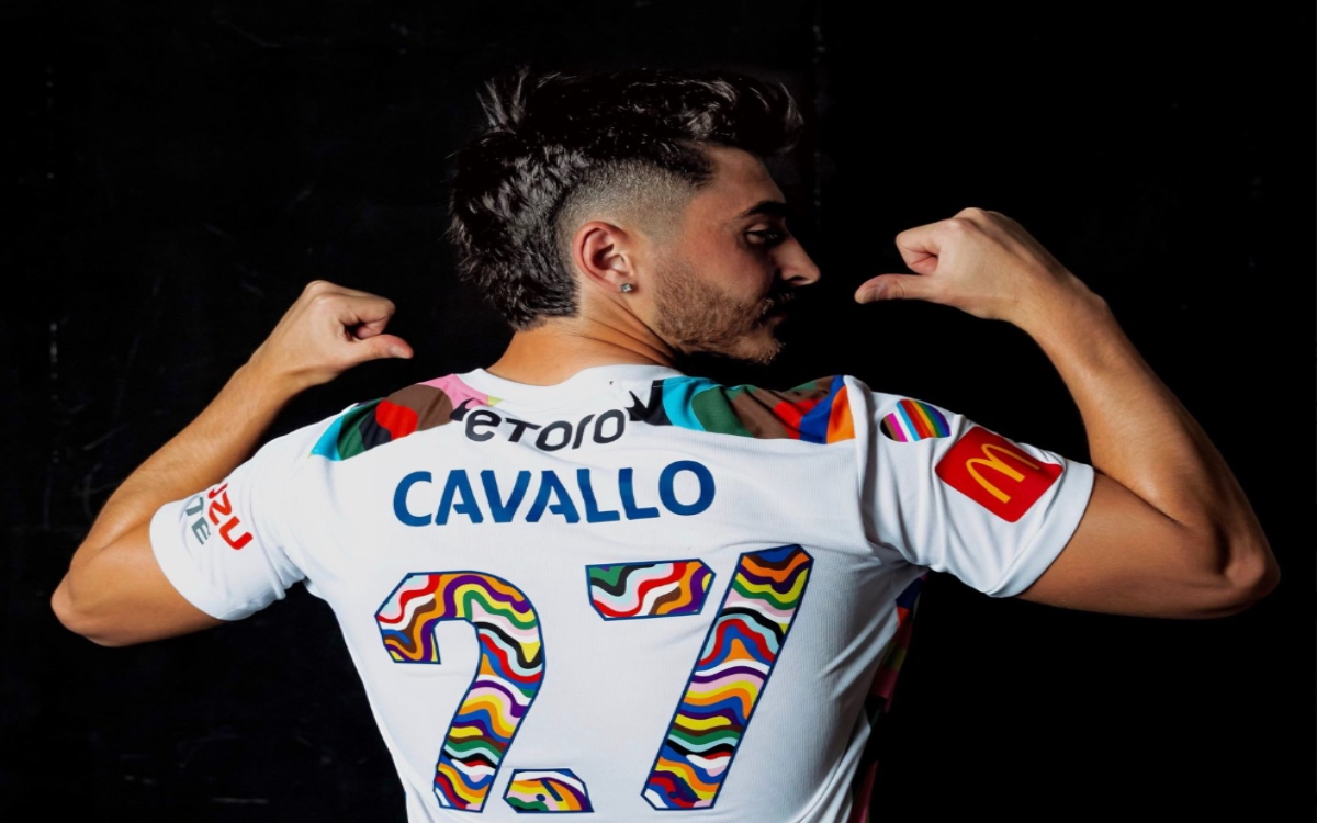 'El futbol masculino es un lugar muy tóxico para ser gay': Josh Cavallo | Video