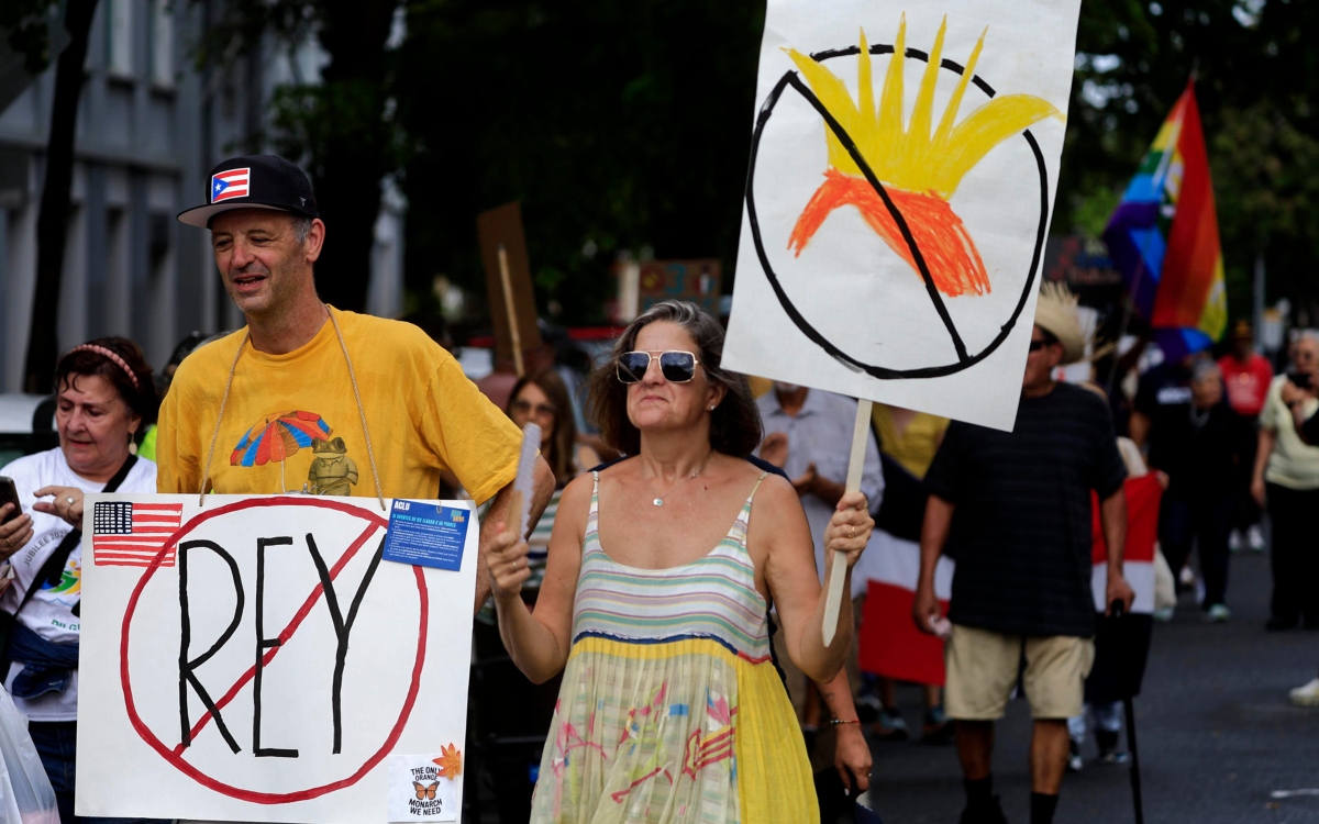'No queremos reyes': Cientos de manifestantes en Puerto Rico protestan contra políticas 'autoritarias' de Trump