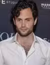 Tidado de la cabeza de Penn Badgley en el estreno en el restaurante Zengo en Zengo