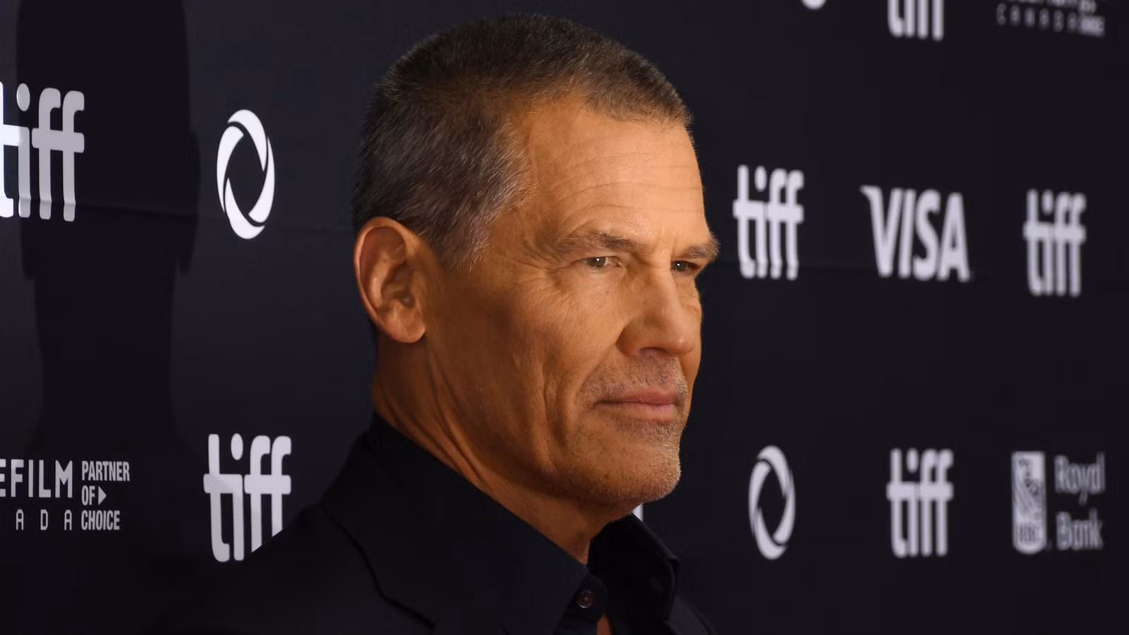 El próximo papel de Josh Brolin es un mostrador perfecto para su carácter de armas