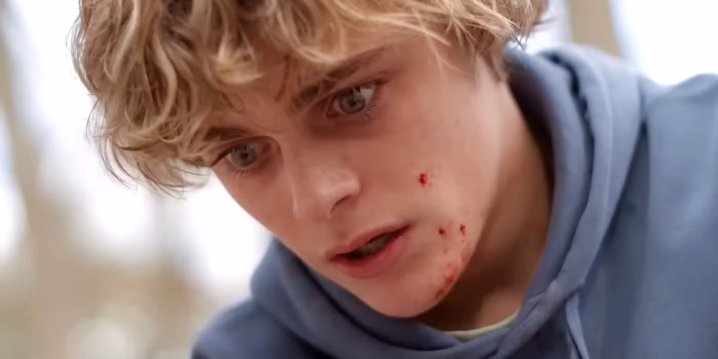 Billy Barrett luciendo sorprendido de sangre en su rostro para traerla de regreso