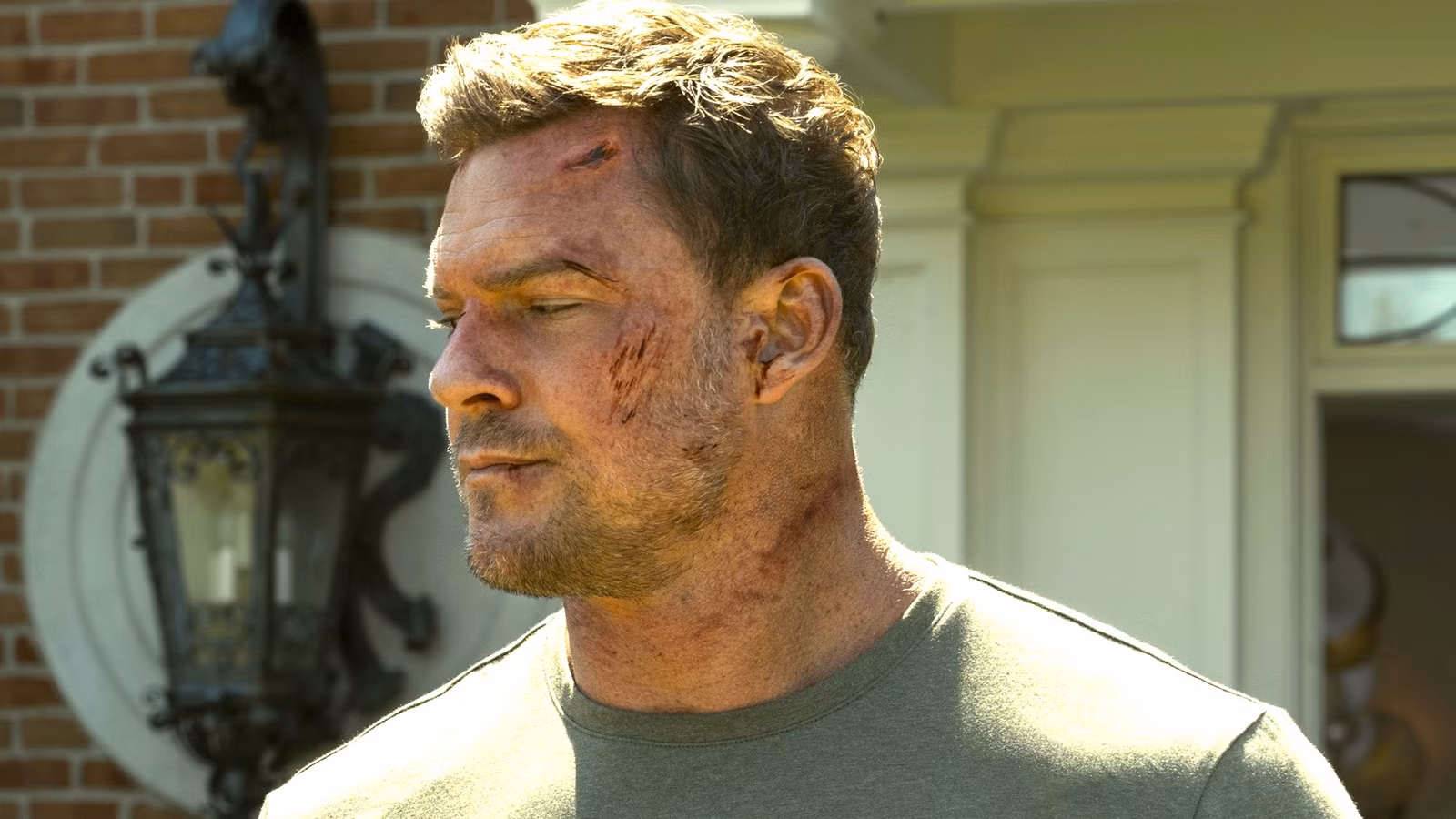 La escena más ruda de Reacher de Alan Ritchson justifica su regreso al spin-off de Neagley