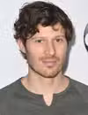 Tidado de la cabeza de Zach Gilford en el ABC 2016 Winter Press Tour