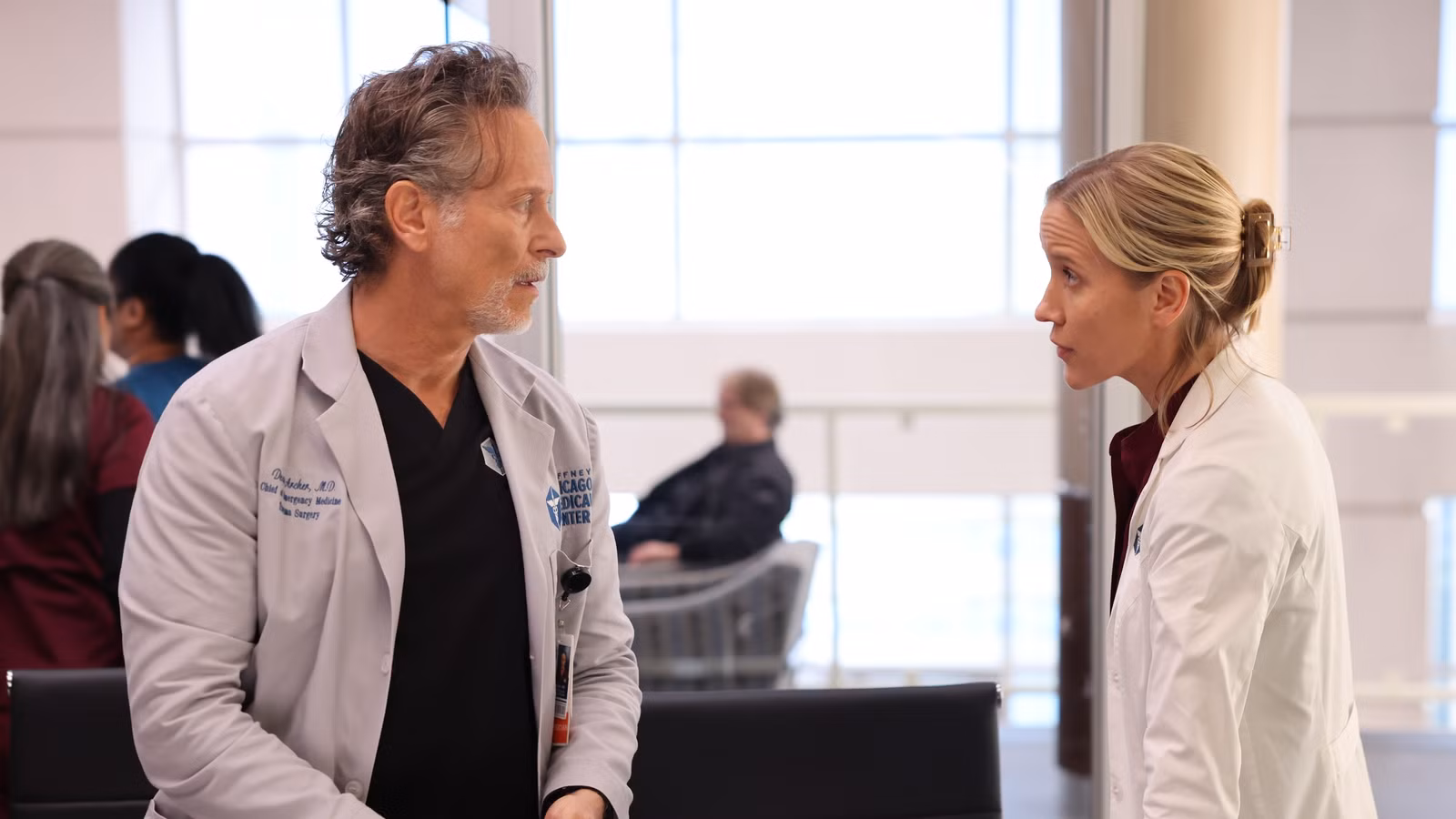 ¿Qué tan grande es la brecha de edad de Asher y Archer en Chicago Med? Esto es lo que sabemos