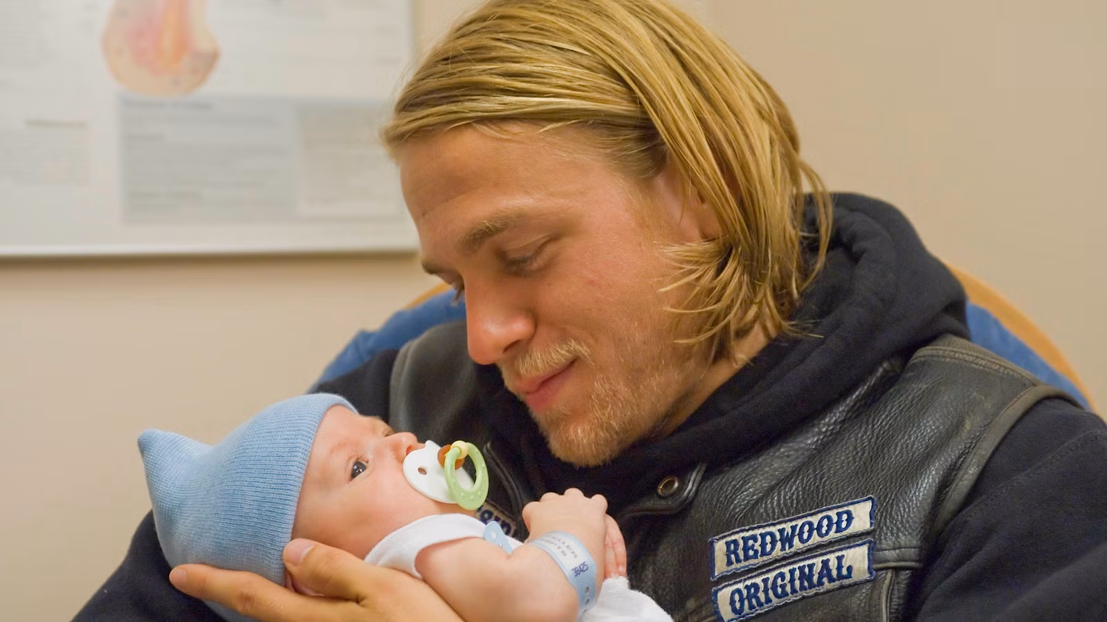 El nuevo programa de Netflix de Charlie Hunnam repite una historia brutal de hijos de anarquía