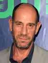 Molchado en la cabeza de Miguel Ferrer en la CBS TCA Summer Press Tour