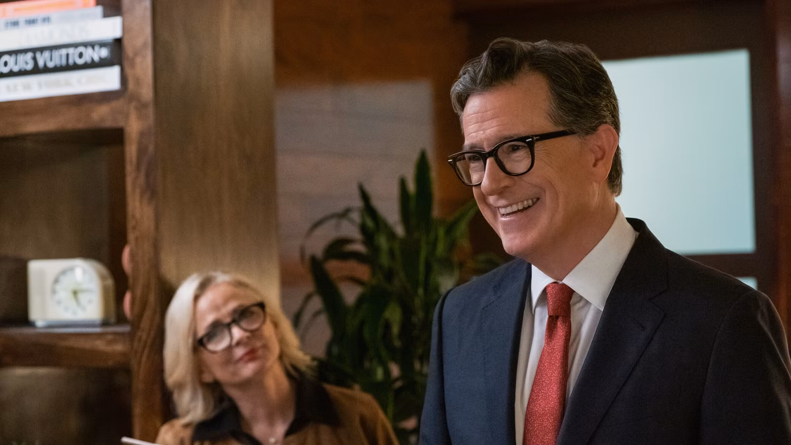 Colbert’s Sneak Peok de Elsbeth sugiere cuándo regresará su mejor estrella invitada