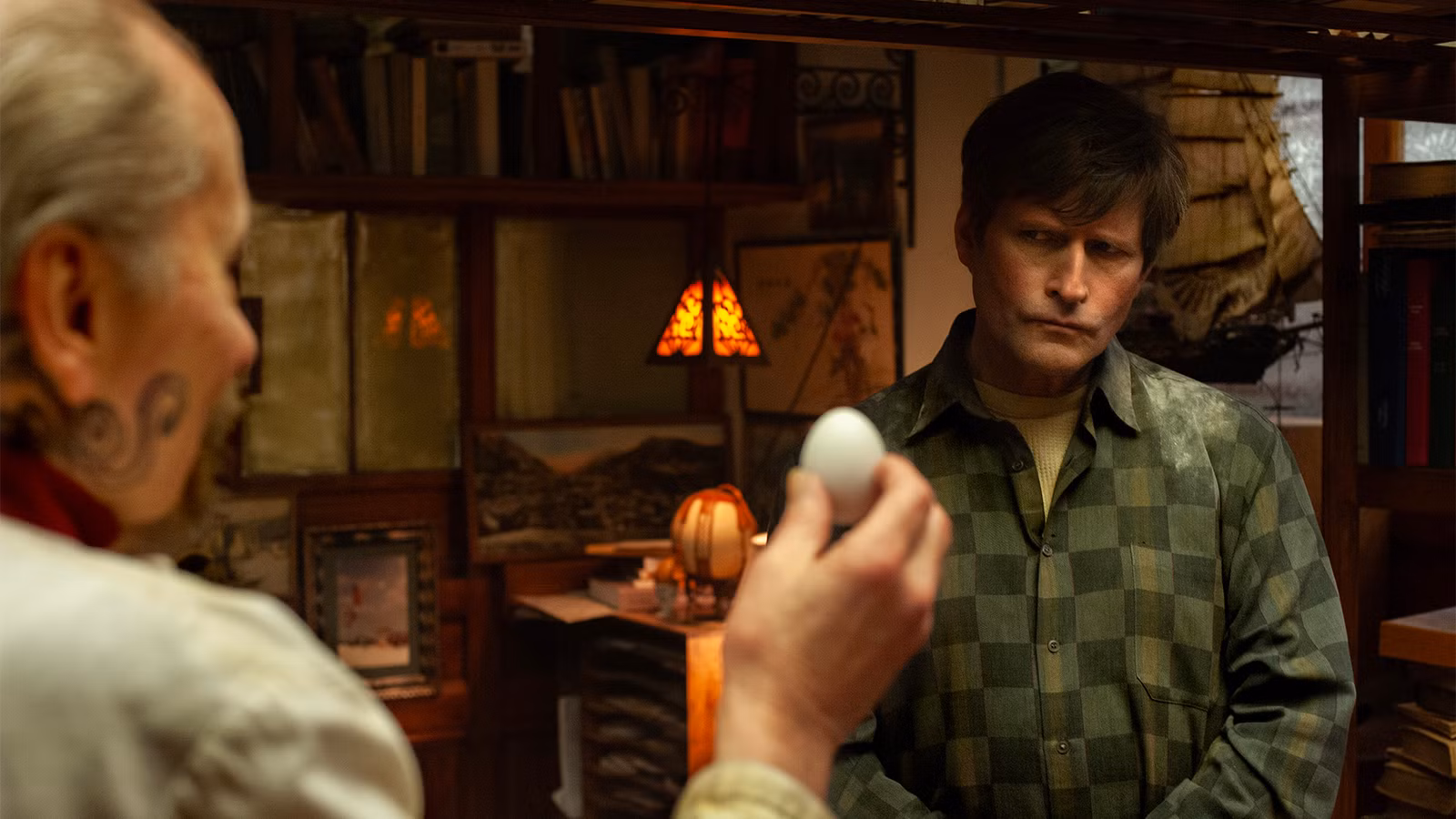 Reseña de Mr. K: La inquietante comedia negra de Crispin Glover no puede mantener la rareza sugerida por su diseño