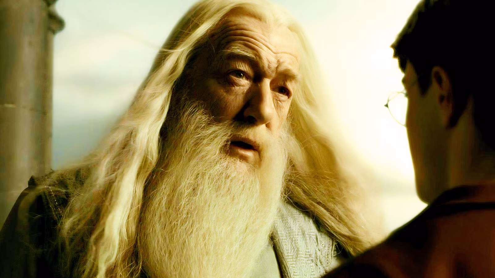 La mirada de Dumbledore de John Lithgow finalmente resuelve uno de los debates más antiguos de Harry Potter