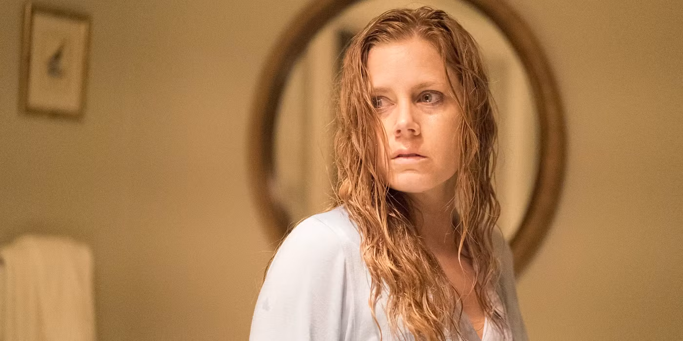 Amy Adams como Camille Preaker luciendo perturbada en Sharp Objects