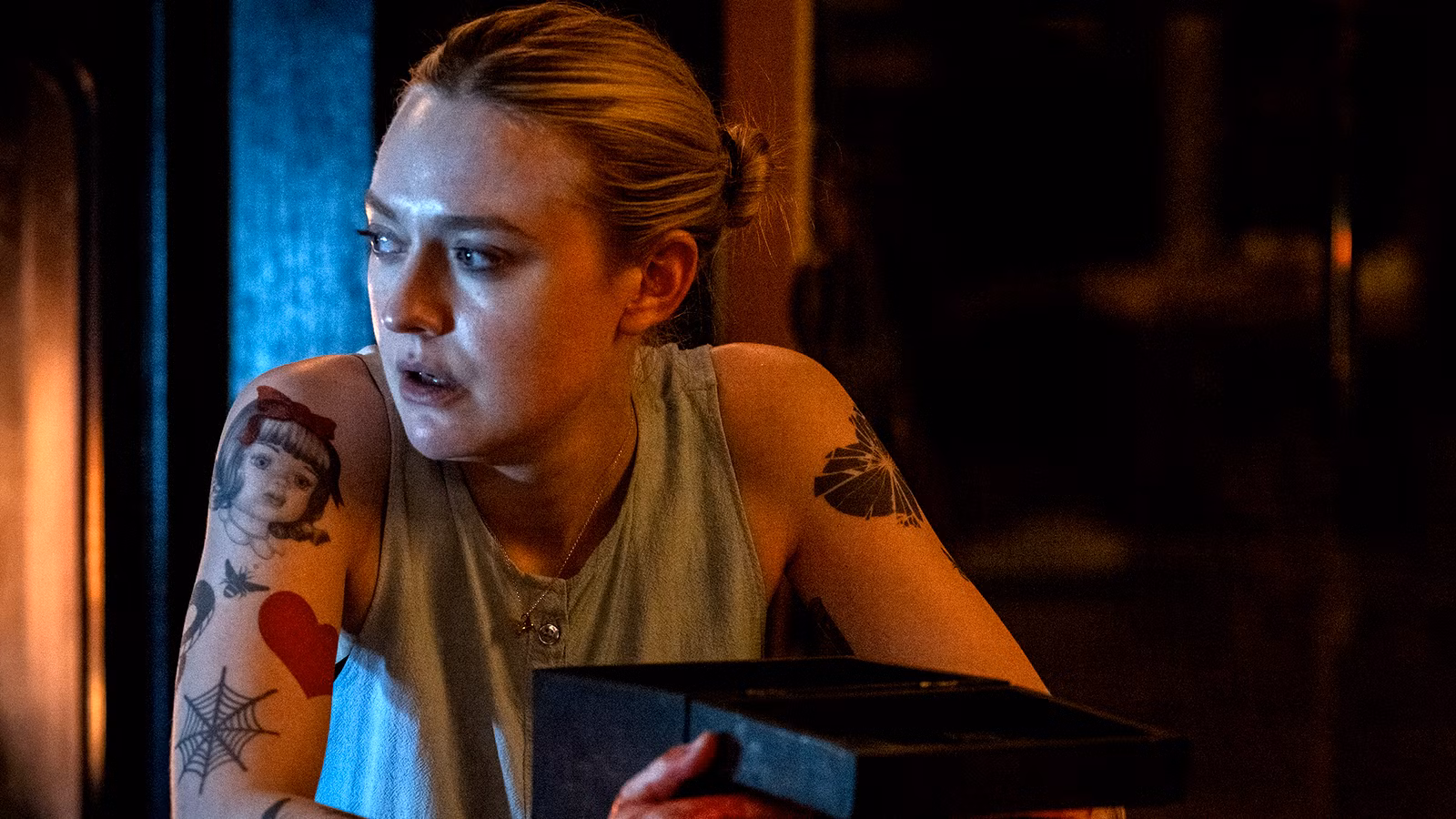 Cómo funciona la caja misteriosa de Vicious y si en realidad es malvada, abordada por Dakota Fanning y directora