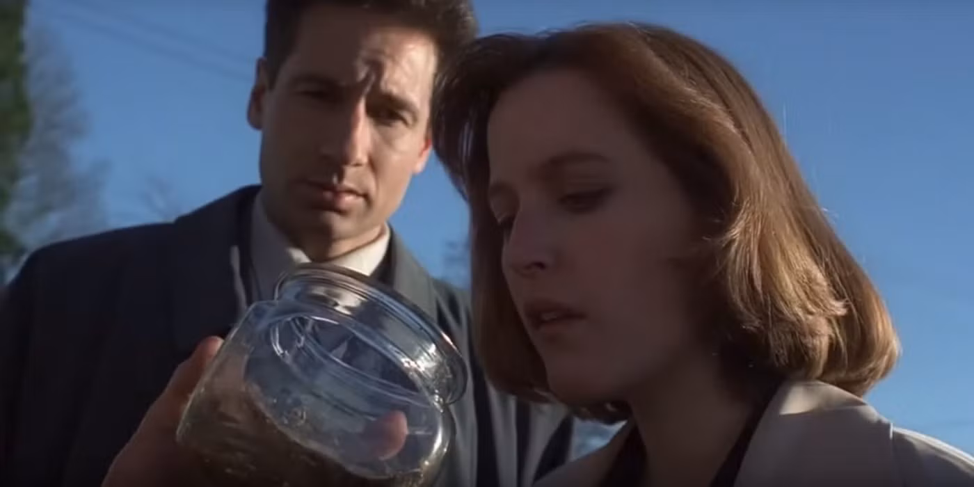 Mulder y Scully investigan un frasco de insectos en The X-Files Humbug