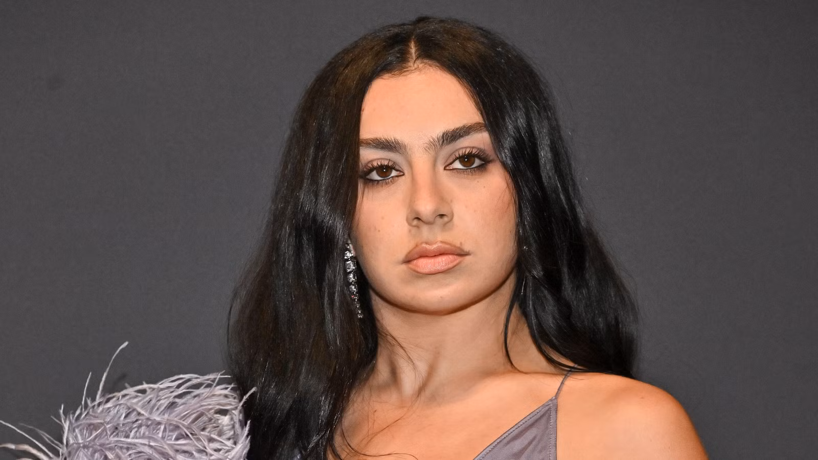 La nueva película de fantasía de Charli XCX debuta con la puntuación perfecta de Rotten Tomatoes