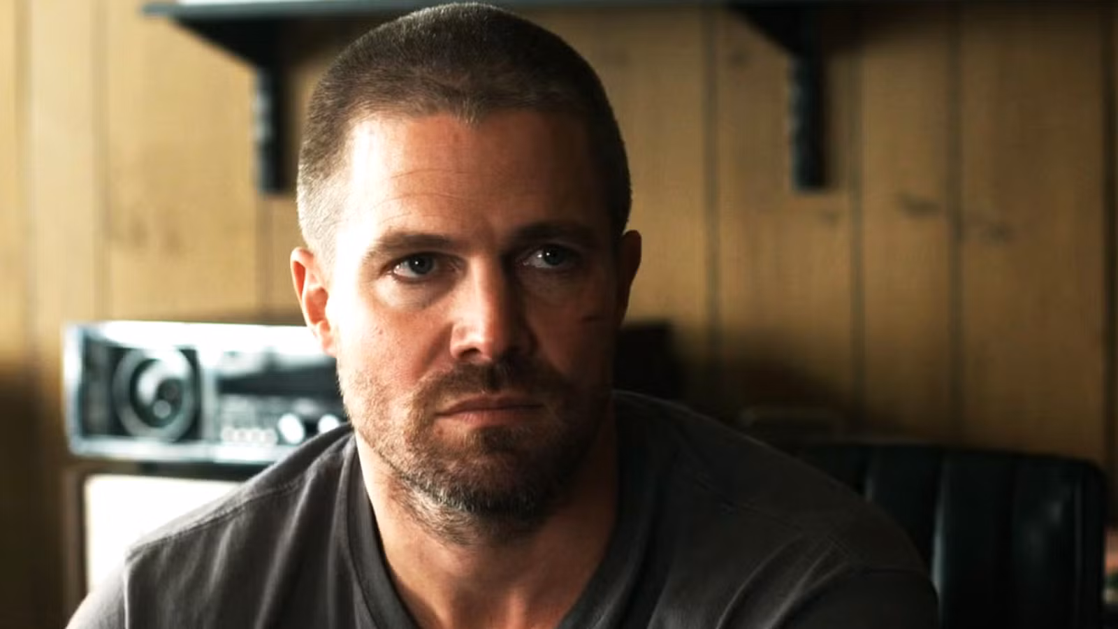 La serie 94% RT de Stephen Amell recibe una esperanzadora actualización después del éxito de Netflix: "Solo necesita el momento de sus trajes"