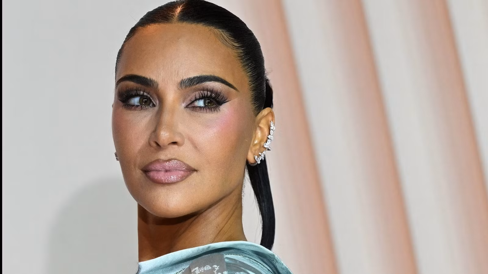 El creador de Bridgerton dirigirá la nueva serie de Netflix de Kim Kardashian, reemplazando a I. Marlene King