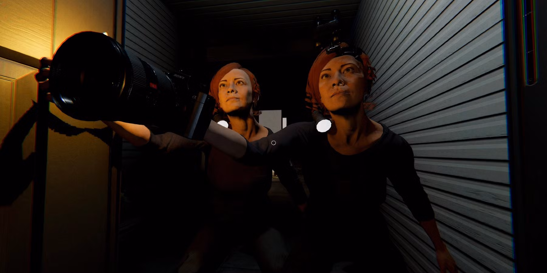 Dos personajes de Phasmophobia entran en una casa con cámaras y linternas