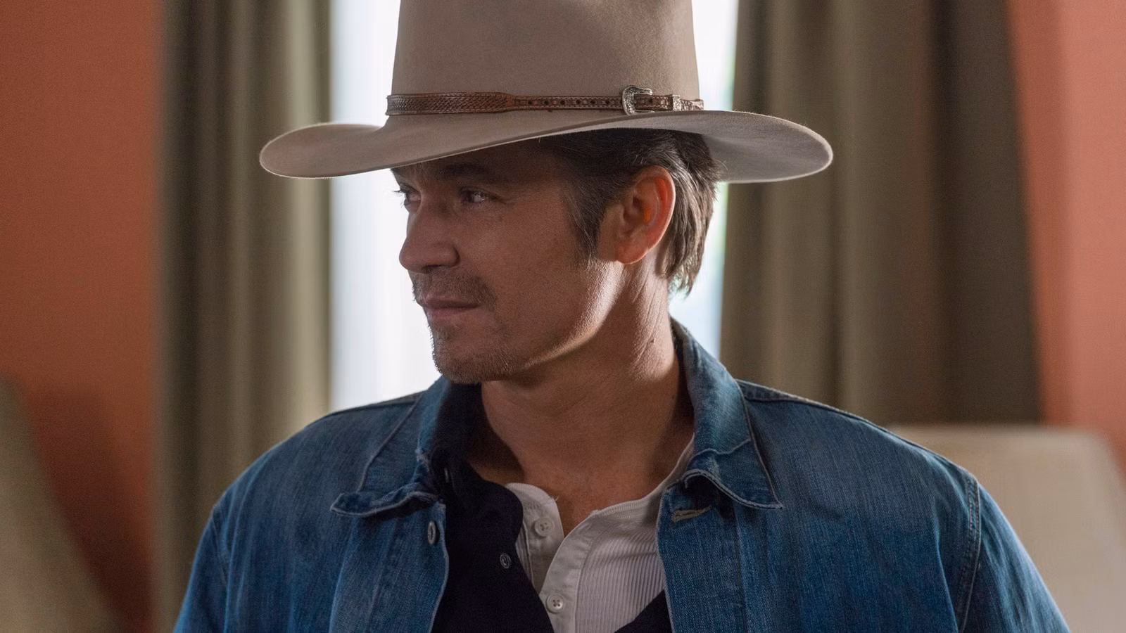 La apertura del programa 97% RT de Timothy Olyphant te enamorará de todo un género