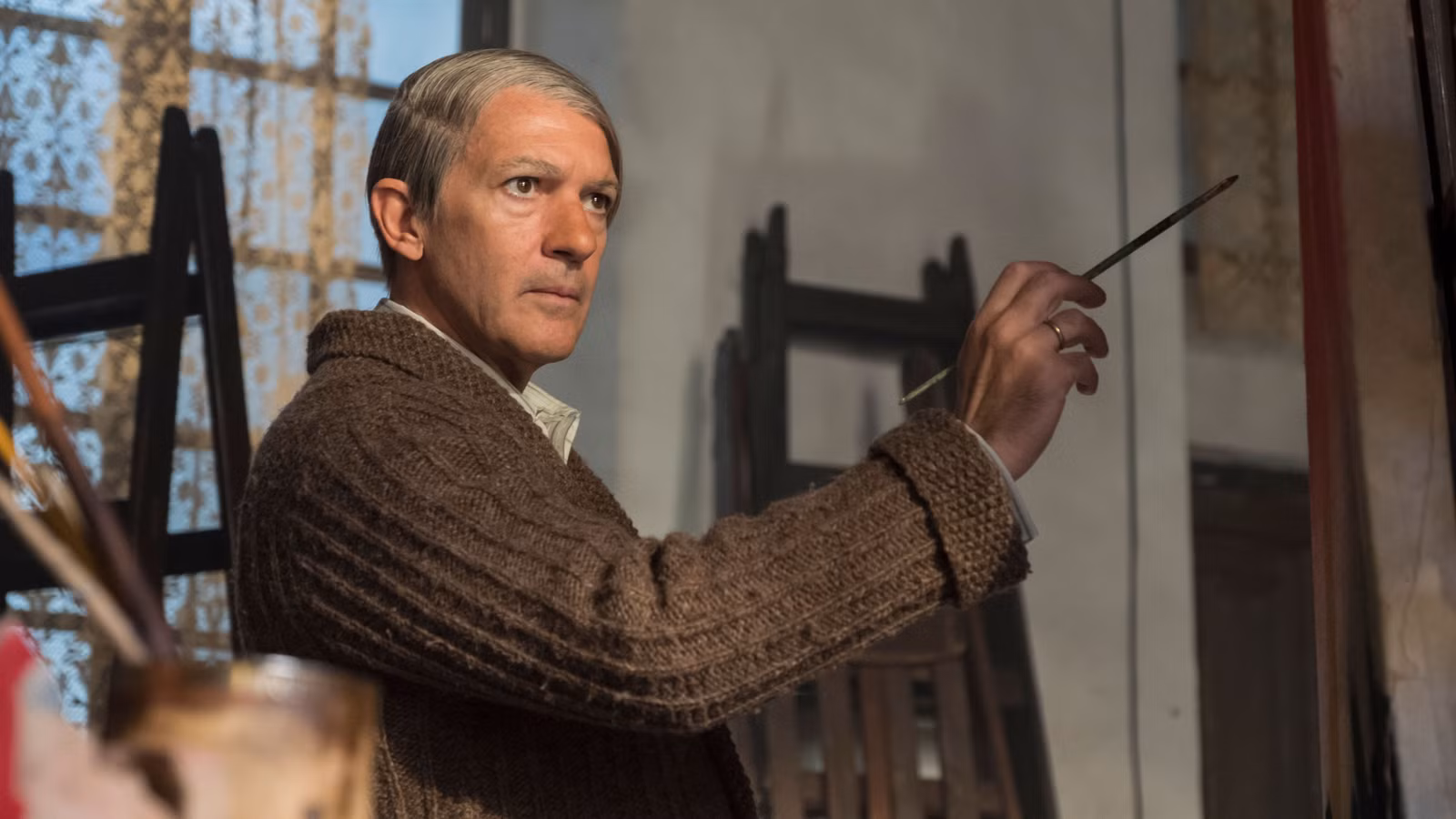 Antonio Banderas juega completamente en contra del tipo en este programa imperdible de Disney+