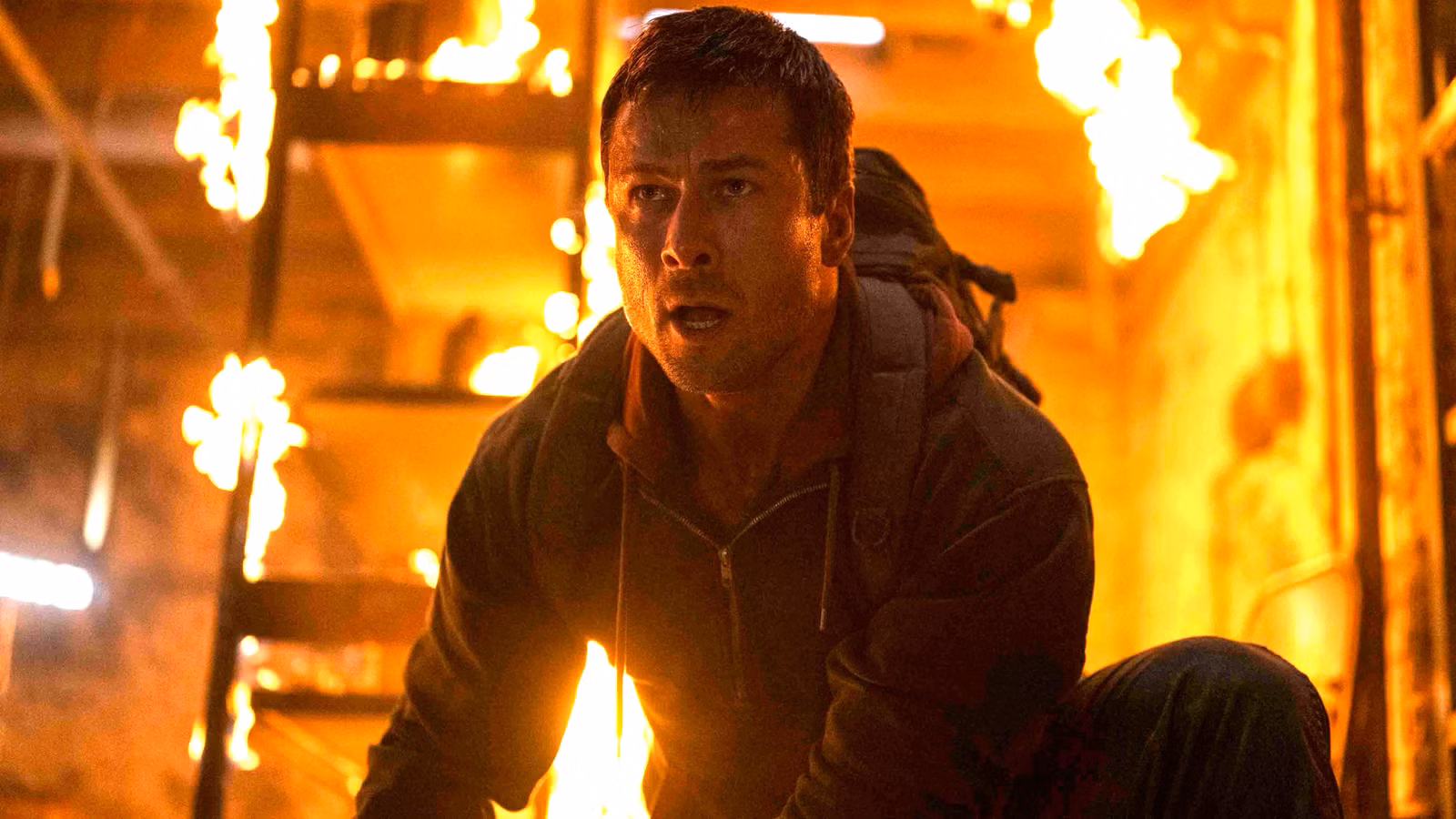 Glen Powell es un fugitivo que desafía a la muerte en el póster 4DX del remake de Running Man de Stephen King