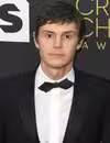 Foto de cabeza de Evan Peters en la 27ª edición anual de los Critics Choice Awards