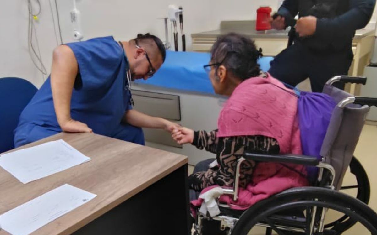 Abandonan a mujer de 81 años en clínica del IMSS de Querétaro; denuncia agresiones de su familia