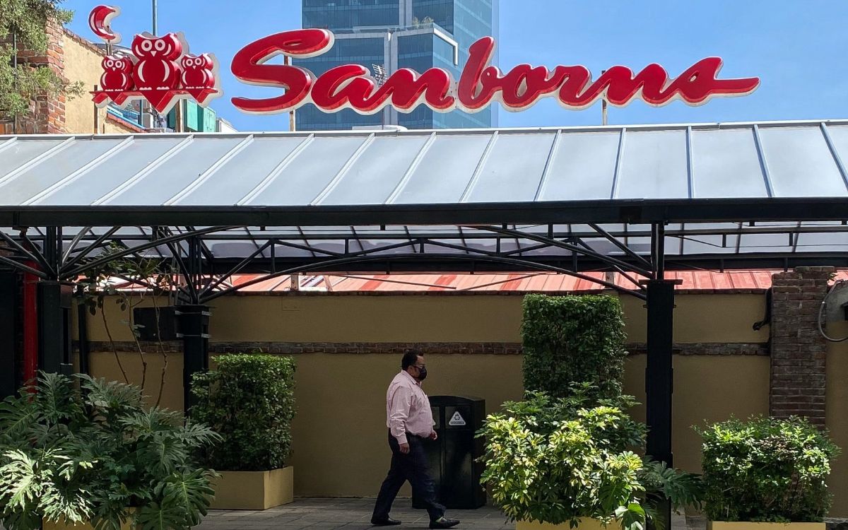 Banda de asaltantes roba joyería y relojes en Sanborns de Benito Juárez