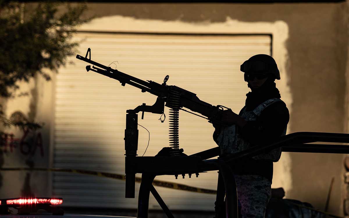 Caen 18 en Culiacán durante decomiso de armas y precursores químicos