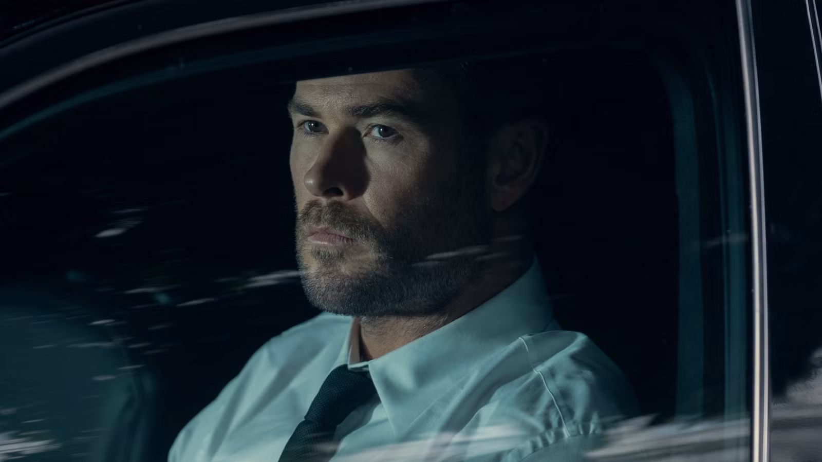 Chris Hemsworth y Mark Ruffalo se reúnen para el tráiler de Deadly Cat & Mouse Chase In Crime 101